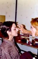 Наши юные артисты накладывают гримм